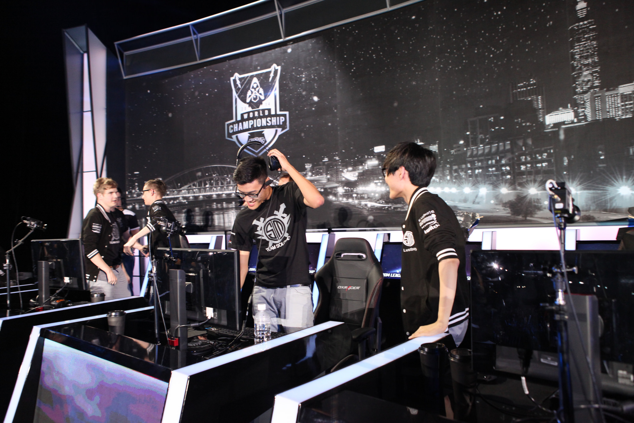 比赛现场气氛鲜明对比：IG选手欢呼如潮，BLG队员沉默应对，电竞文化中的团队协作与尊重思考